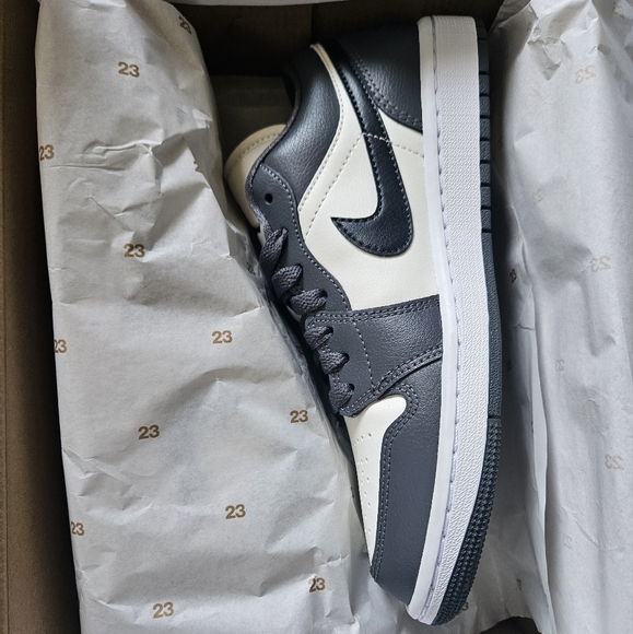 Jordan 1 Lows (Dark grey/navy/sail) Size 7.5 W - Picture 5 of 6